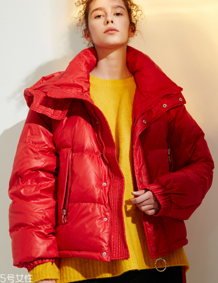 紅色羽絨服搭配什么顏色毛衣？色彩搭配不止黑白灰
