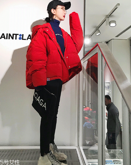 紅色羽絨服搭配什么顏色毛衣？色彩搭配不止黑白灰