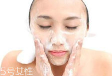潔面乳和洗面奶是一種產(chǎn)品嗎？洗面奶適合干皮