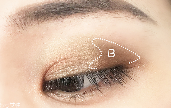 粉棕色眼妝怎么畫(huà)？蜜桃?jiàn)y畫(huà)法