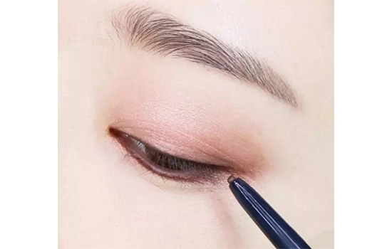 豆沙色眼妝怎么畫？超受歡迎的空氣眼妝畫法