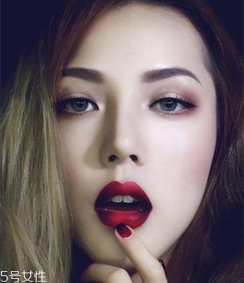 2018秋冬酒紅色眼妝怎么畫？神秘又有女人味的妝容