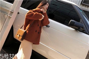大衣粘毛是料子不好嗎？原來(lái)是這個(gè)原因