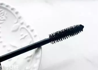 睫毛膏如何避免結(jié)塊？不要z形涂抹