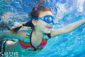 游泳時(shí)為什么尿意更重？心理生理雙重原因