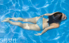 游泳時為什么尿意更重？心理生理雙重原因