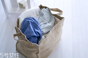 內(nèi)褲和襪子一起洗會(huì)有哪些危害？分情況對(duì)待