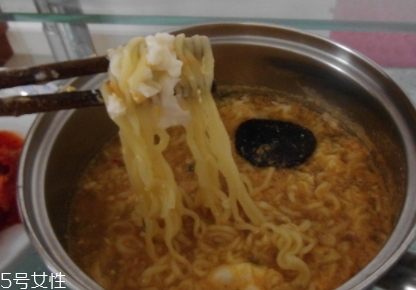 辛拉面多少錢一包？辛拉面價(jià)格有點(diǎn)偏貴
