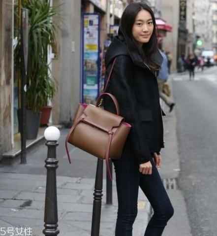 celine鯰魚包怎么打開？個大量輕難怪超模都愛它