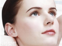 粉底液為什么溶妝？出油稀釋妝容