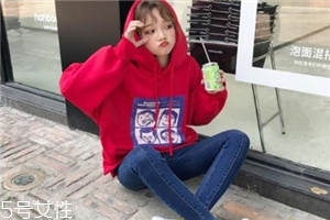 紅色衛(wèi)衣配什么褲子？休閑時尚兩不誤