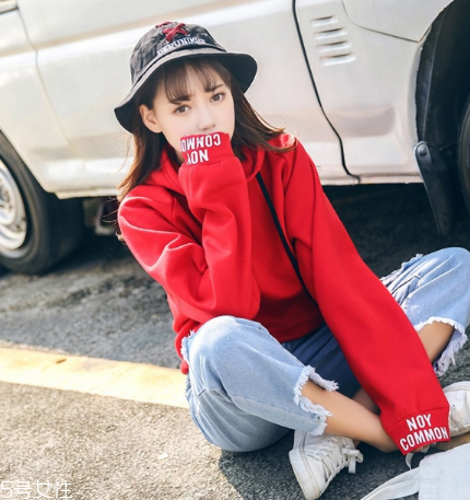 紅色衛(wèi)衣配什么褲子？休閑時尚兩不誤