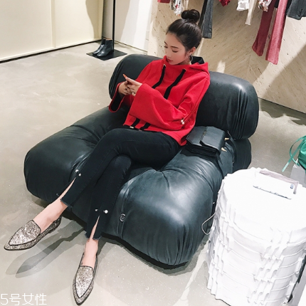 紅色衛(wèi)衣配什么褲子？休閑時尚兩不誤