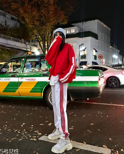 紅色衛(wèi)衣配什么褲子？休閑時尚兩不誤