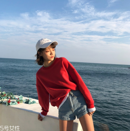 紅色衛(wèi)衣配什么褲子？休閑時尚兩不誤
