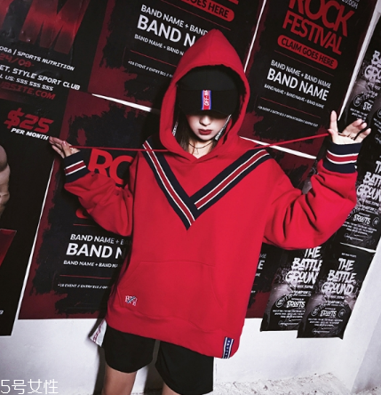 紅色衛(wèi)衣配什么褲子？休閑時尚兩不誤