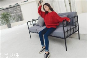 紅色毛衣下面配什么？褲子裙子統(tǒng)統(tǒng)能Hold住