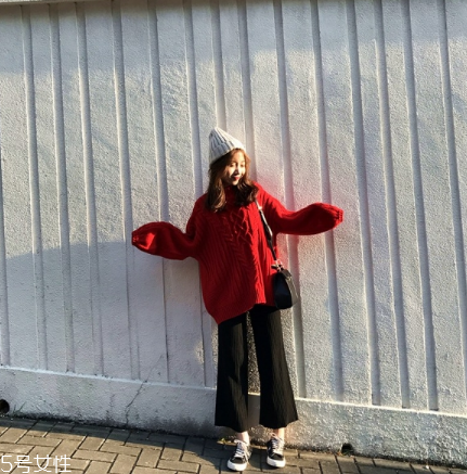 紅色毛衣下面配什么？褲子裙子統(tǒng)統(tǒng)能Hold住