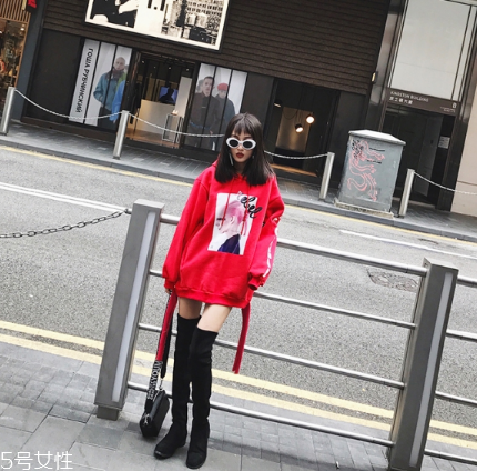 紅色衛(wèi)衣搭配什么鞋子？休閑風(fēng)時(shí)尚風(fēng)都能駕馭