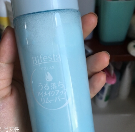 眼唇卸妝液和卸妝油哪個好？使用的區(qū)域不同