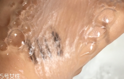 眼唇卸妝液和卸妝油哪個好？使用的區(qū)域不同