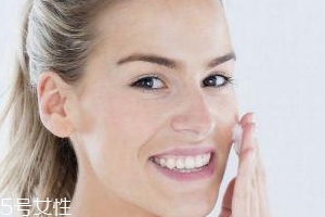 粉底液為什么溶妝？出油稀釋妝容