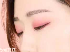 無(wú)妝眼影怎么畫？巧用粉色系眼影