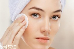 涂粉底液如何避免假面？少量多次慢慢調(diào)整