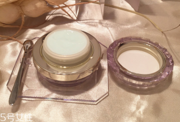 CPB晶致眼霜油不油？水油科學(xué)配比
