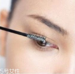如何挑選合適的睫毛膏？這樣刷睫毛卷翹靚麗