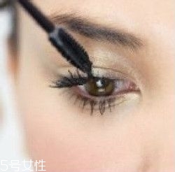 如何挑選合適的睫毛膏？這樣刷睫毛卷翹靚麗