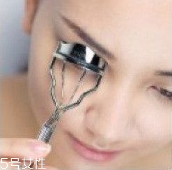 如何挑選合適的睫毛膏？這樣刷睫毛卷翹靚麗