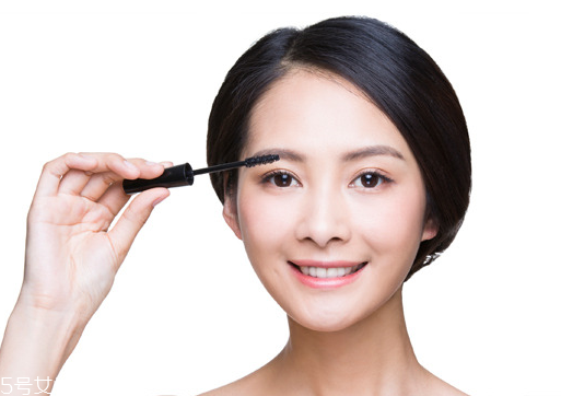 怎么正確使用睫毛夾？這樣刷睫毛眼睛大一倍