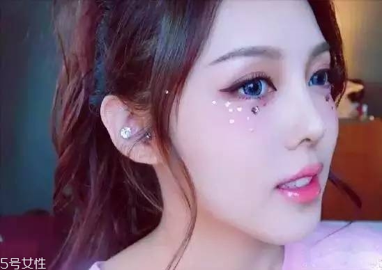 年會畫什么妝最好看上鏡？亮片妝絕對是最耀眼的