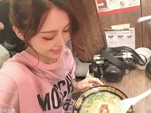 年會畫什么妝最好看上鏡？亮片妝絕對是最耀眼的