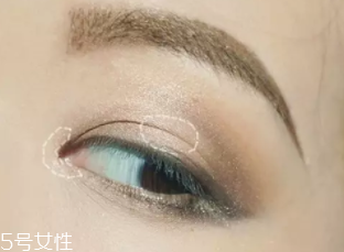 皮膚黑怎么選粉底？至少用兩種色號(hào)
