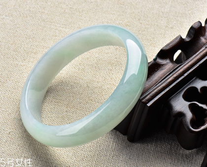 翡翠手鐲戴在哪只手好？行內(nèi)人士給出答案