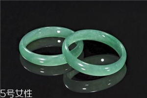翡翠手鐲戴在哪只手好？行內(nèi)人士給出答案
