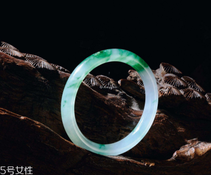 翡翠手鐲怎么養(yǎng)才能透？養(yǎng)翡翠的關鍵小竅門