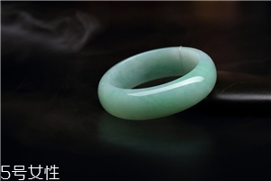 翡翠手鐲怎么養(yǎng)才能透？養(yǎng)翡翠的關(guān)鍵小竅門