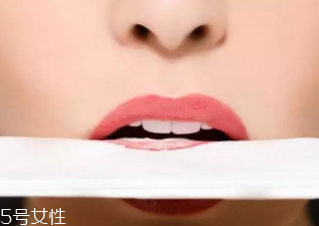 化妝新手怎么化唇妝？咬唇妝自然日常