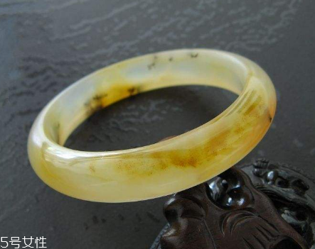 黃龍玉手鐲起棉怎么辦？正?，F(xiàn)象不必驚慌