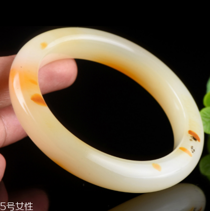 黃龍玉手鐲對(duì)身體好嗎？原來戴玉的好處這么多