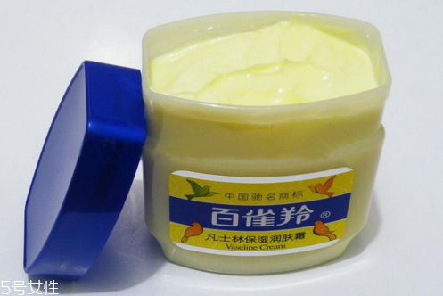 凡士林涂嘴唇有什么好處？凡士林護(hù)唇小貼士