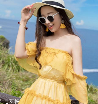 一字肩衣服怎么搭配？時(shí)髦精的高端裸露