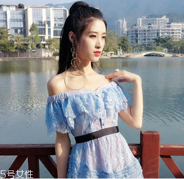 一字肩衣服怎么搭配？時(shí)髦精的高端裸露