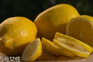 檸檬精油能美白嗎？強效對抗黑色素