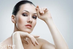 皮膚不吸收護(hù)膚品怎么回事？光用乳液面霜遠(yuǎn)遠(yuǎn)不夠