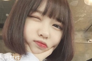 短發(fā)怎么扎簡(jiǎn)單又好看 高俊熙短發(fā)四款百變?cè)煨?></a>
<p class=