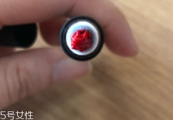 唇釉和口紅哪個不容易掉色？